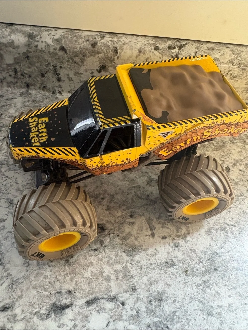 1:24 Earth Shaker Monster Jam Truck Toy